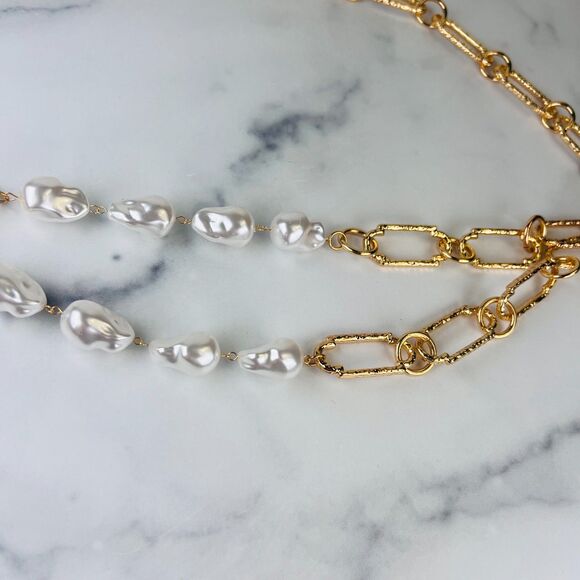 REVOLVE PETIT MOMENTS Mila Chain Belt in Gold with Layered Faux Baroque Pearls - Picture 4 of 5